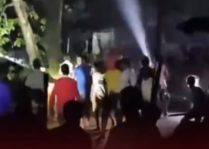 মসজিদকে কেন্দ্র করে রাতে টর্চ লাইট জ্বালিয়ে সংঘর্ষ,  আহত ২৫