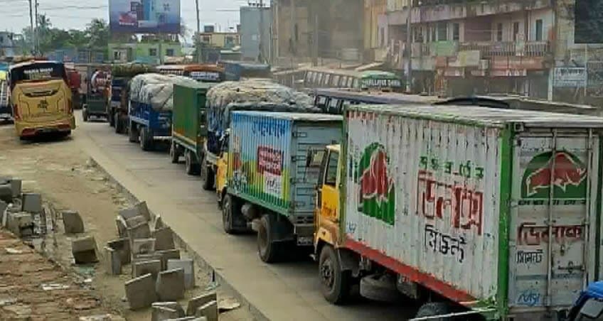 ঢাকা-সিলেট মহাসড়ক মেরামতের কারণে প্রায় ২০ কিলোমিটার যানজট।